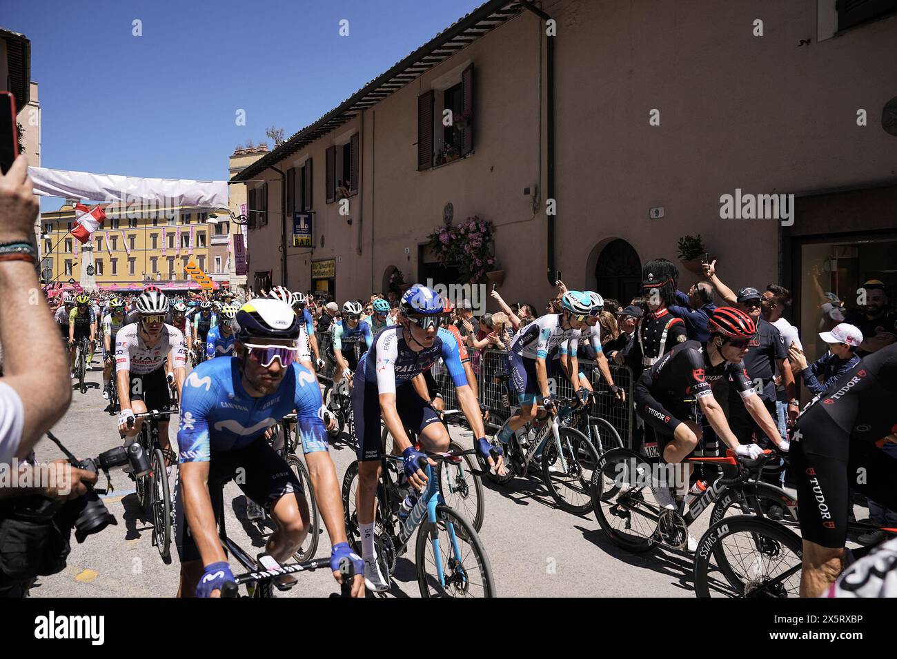 Spoleto, Italien. Mai 2024. Der Beginn der 8. Etappe des Giro d’Italia von Spoleto nach Prati di Tivo, 11. Mai 2024 Italien. (Foto: Marco Alpozzi/LaPresse) Credit: LaPresse/Alamy Live News Stockfoto