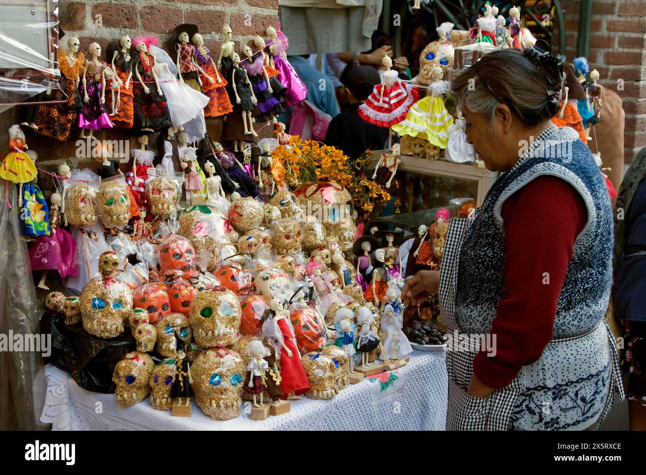 Oaxaca, Mexiko, Nordamerika. Feierlichkeiten zum Tag der Toten. Skelett Candy, Süßigkeiten, Popcorn, Puppen für Kinder. Stockfoto