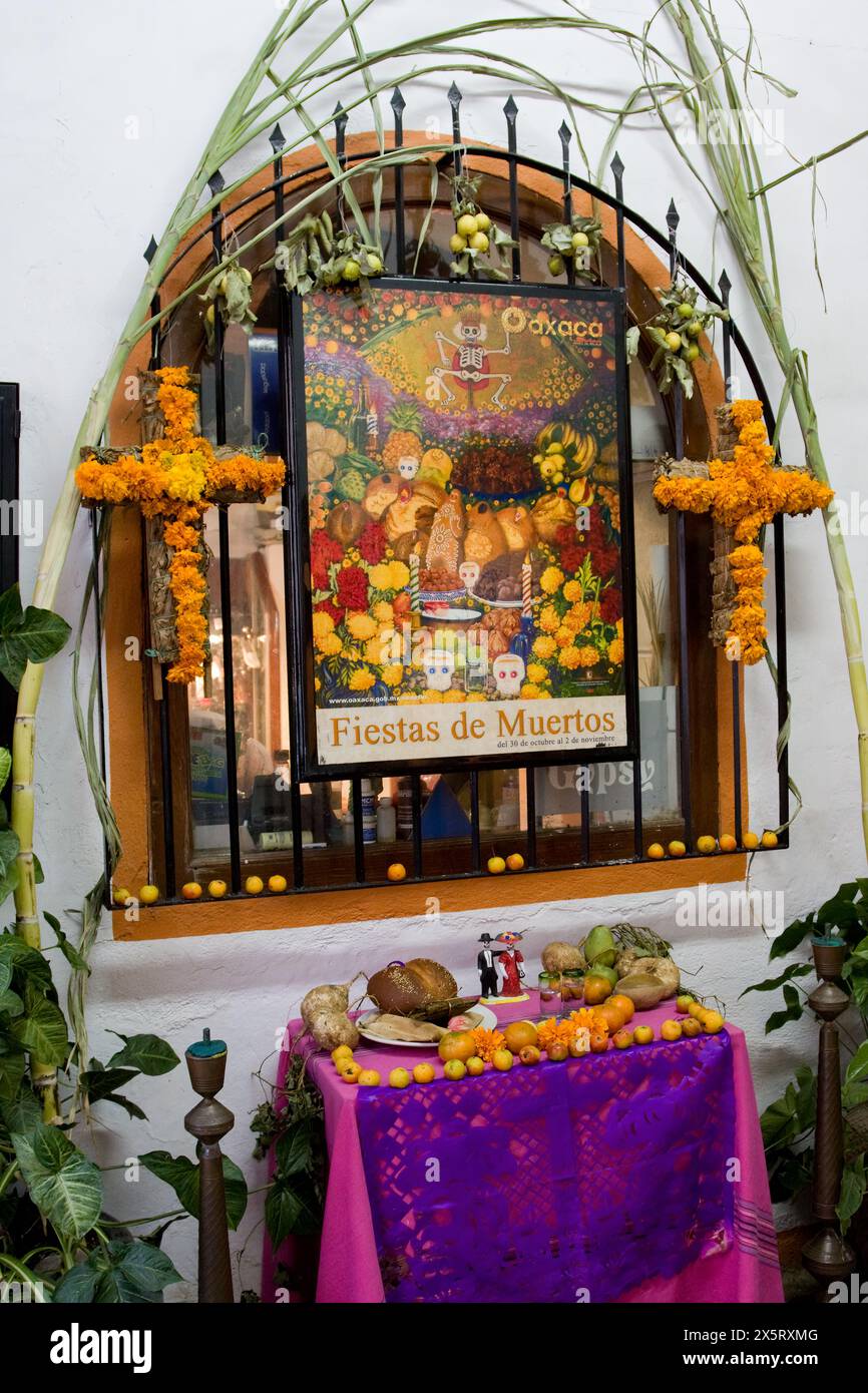 Oaxaca, Mexiko, Nordamerika. Feierlichkeiten zum Tag der Toten. Altar zum Gedenken an die Toten am Eingang eines Einkaufsviertels. Stockfoto