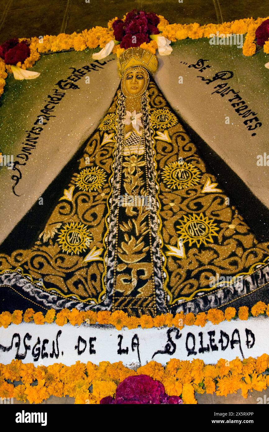 Oaxaca, Mexiko, Nordamerika. Feierlichkeiten zum Tag der Toten. Sandgemälde, die den „Engel der Einsamkeit“ darstellen, San Miguel Friedhof. Stockfoto