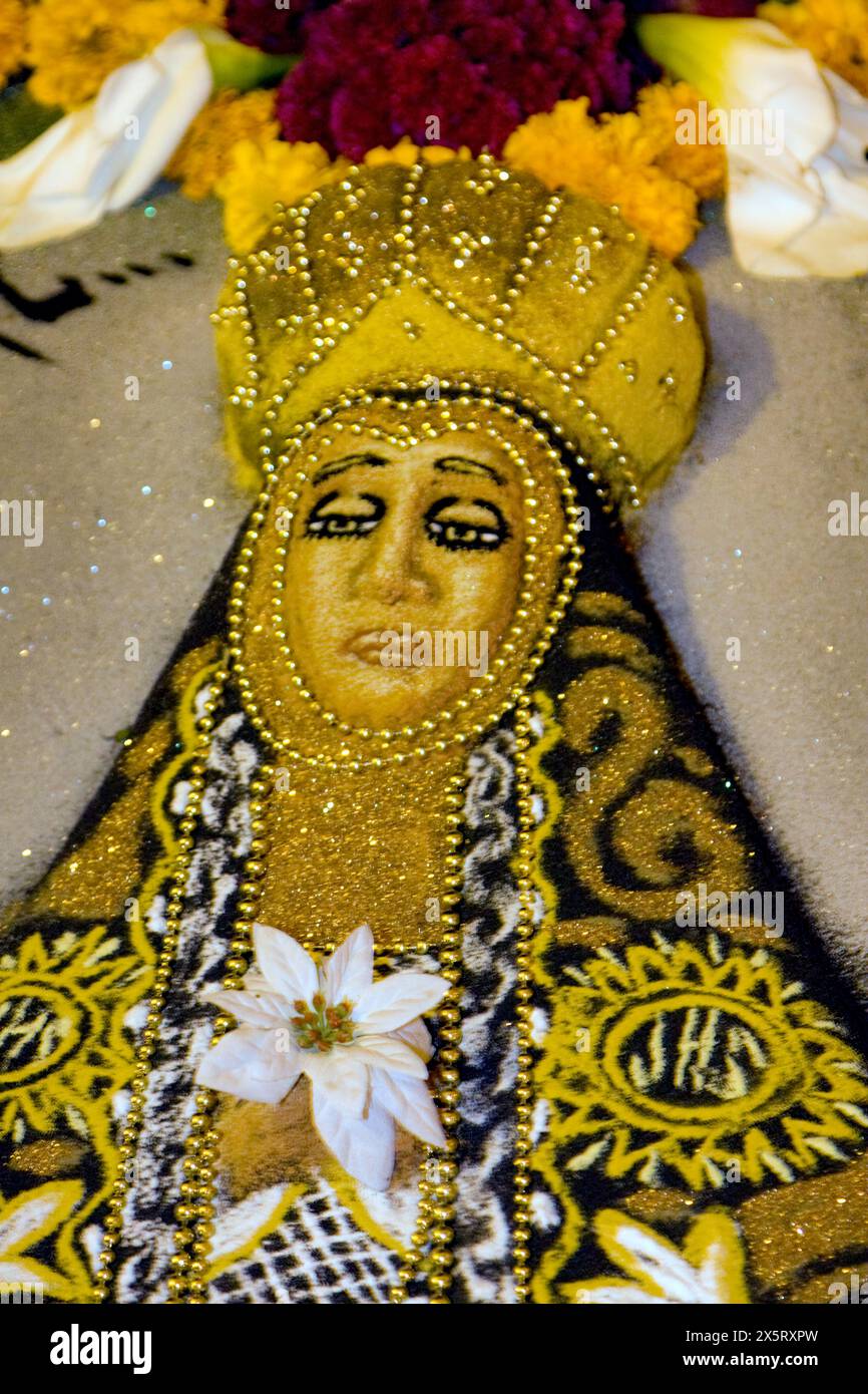 Oaxaca, Mexiko, Nordamerika. Feierlichkeiten zum Tag der Toten. Sandgemälde, die den „Engel der Einsamkeit“ darstellen, San Miguel Friedhof. Stockfoto
