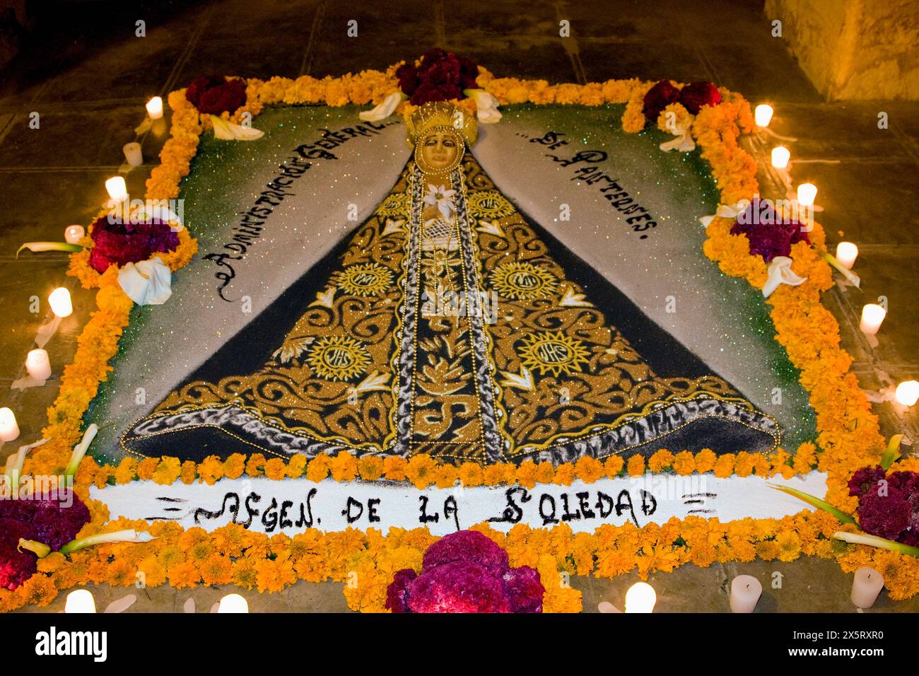 Oaxaca, Mexiko, Nordamerika. Feierlichkeiten zum Tag der Toten. Sandgemälde, die den „Engel der Einsamkeit“ darstellen, San Miguel Friedhof. Stockfoto