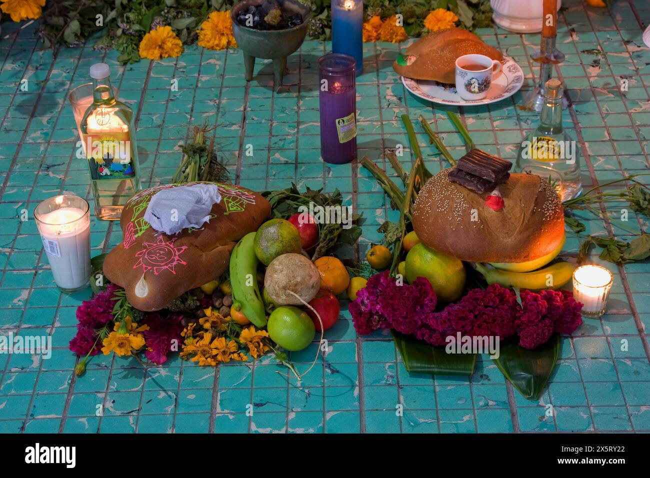 Matatlan, Oaxaca; Mexiko; Nordamerika. Tag der Toten Feier. Opfergaben vor dem Familienaltar. Brot der Toten (Pan de muertos). Stockfoto