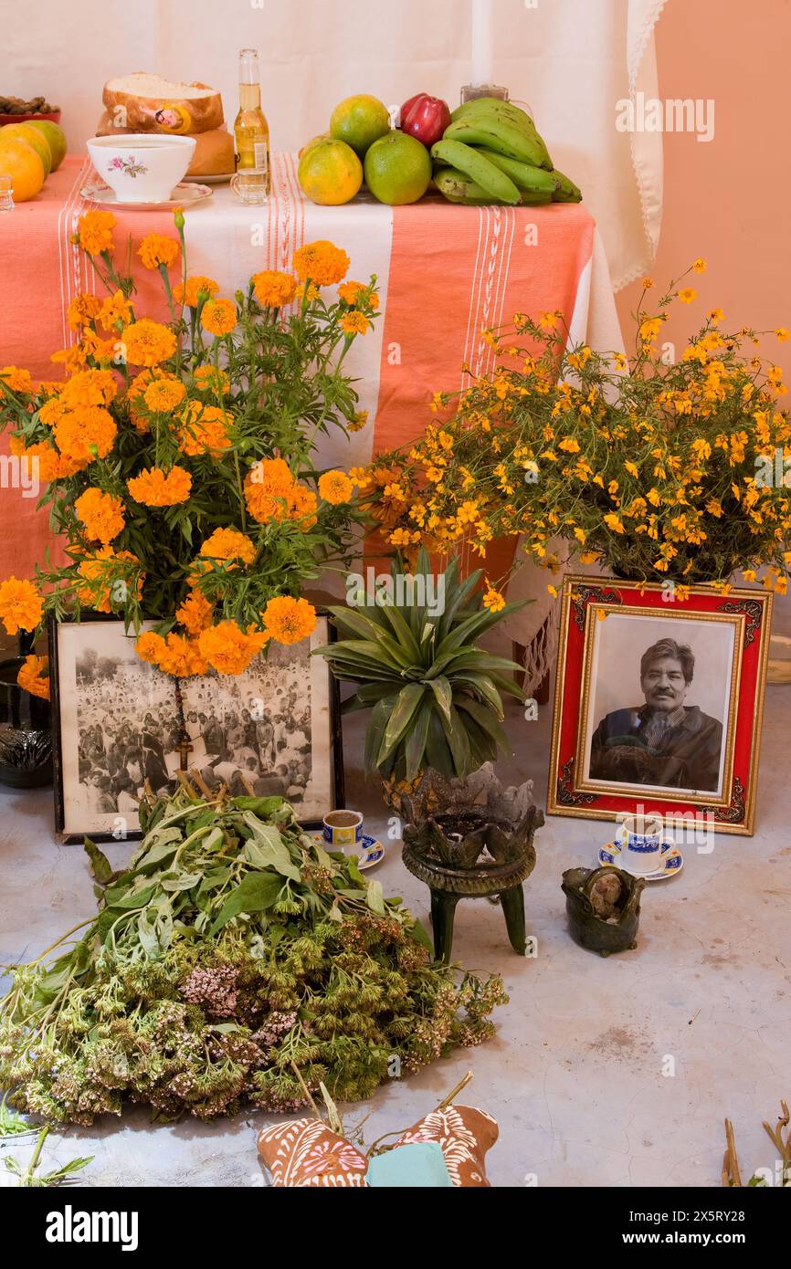 Matatlan, Oaxaca; Mexiko; Nordamerika. Tag der Toten Feier. Opfergaben vor dem Familienaltar. Stockfoto