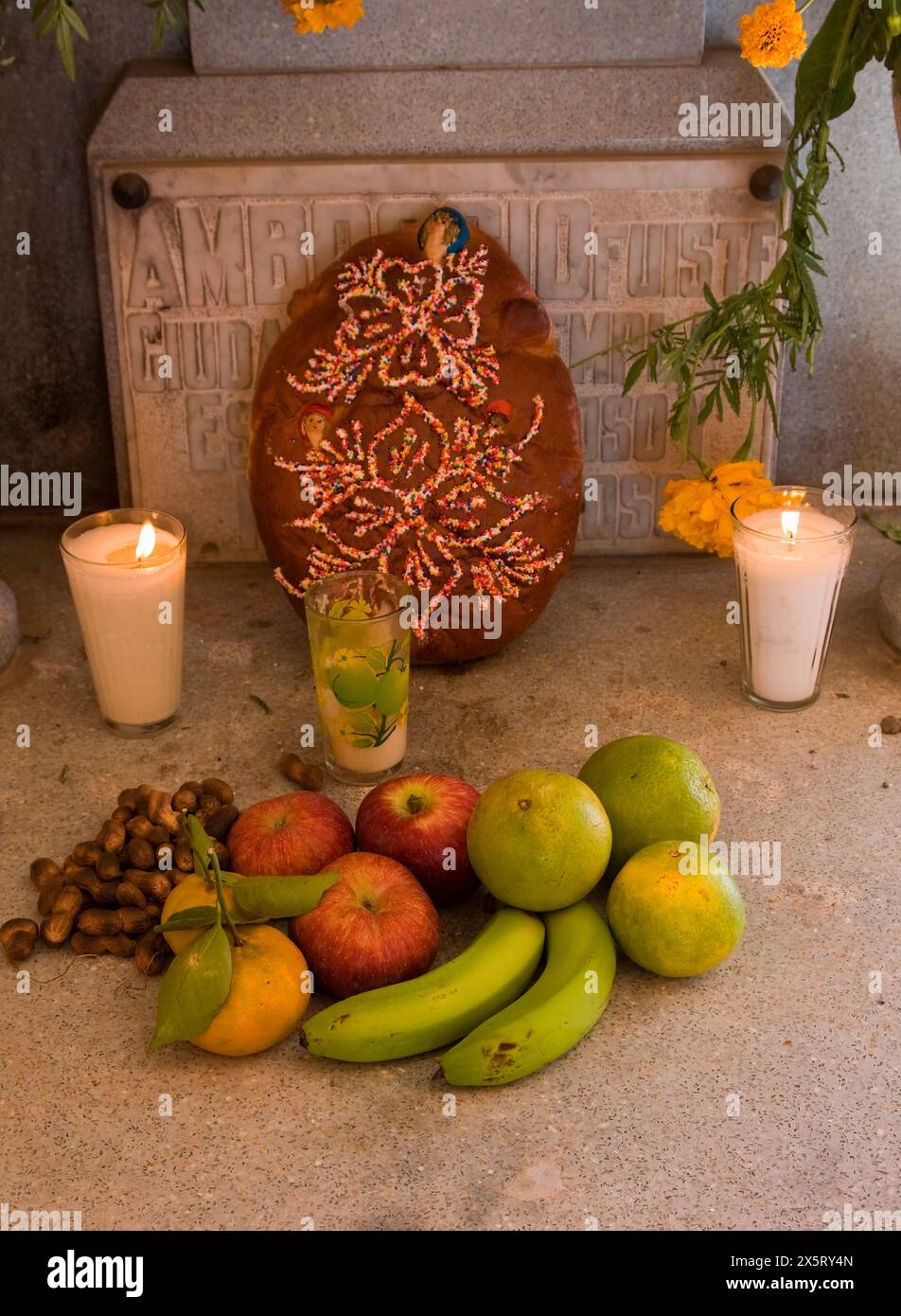 Matatlan, Oaxaca; Mexiko; Nordamerika. Tag der Toten Feier. Brotopfer, Orangen, Bananen, Äpfel auf dem Grab von Ambrosio Escobar. Stockfoto