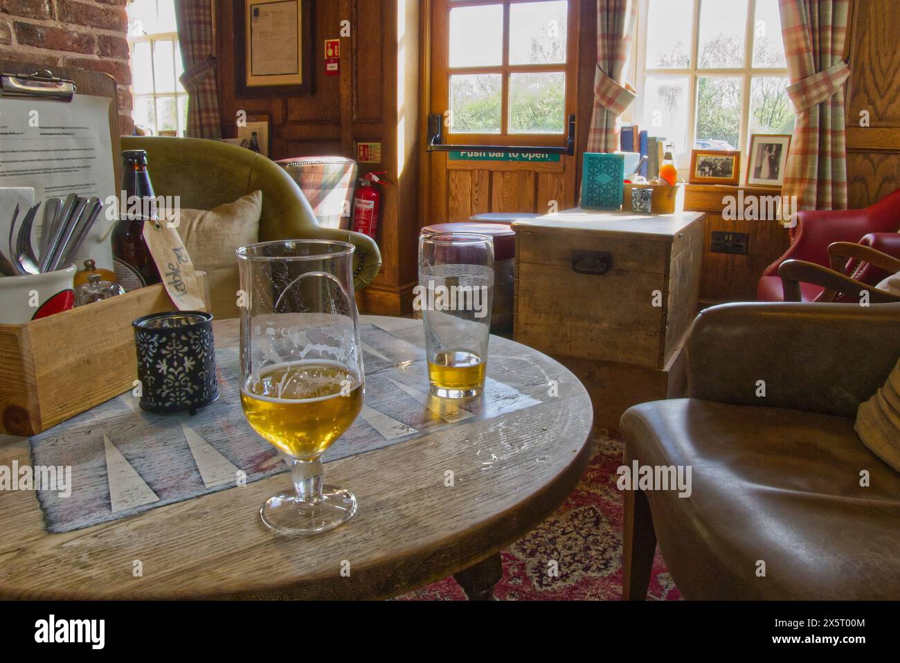 Inneneinrichtung des traditionellen alten englischen Publishauses, gemütliche Bar mit Ledersesseln. Stockfoto