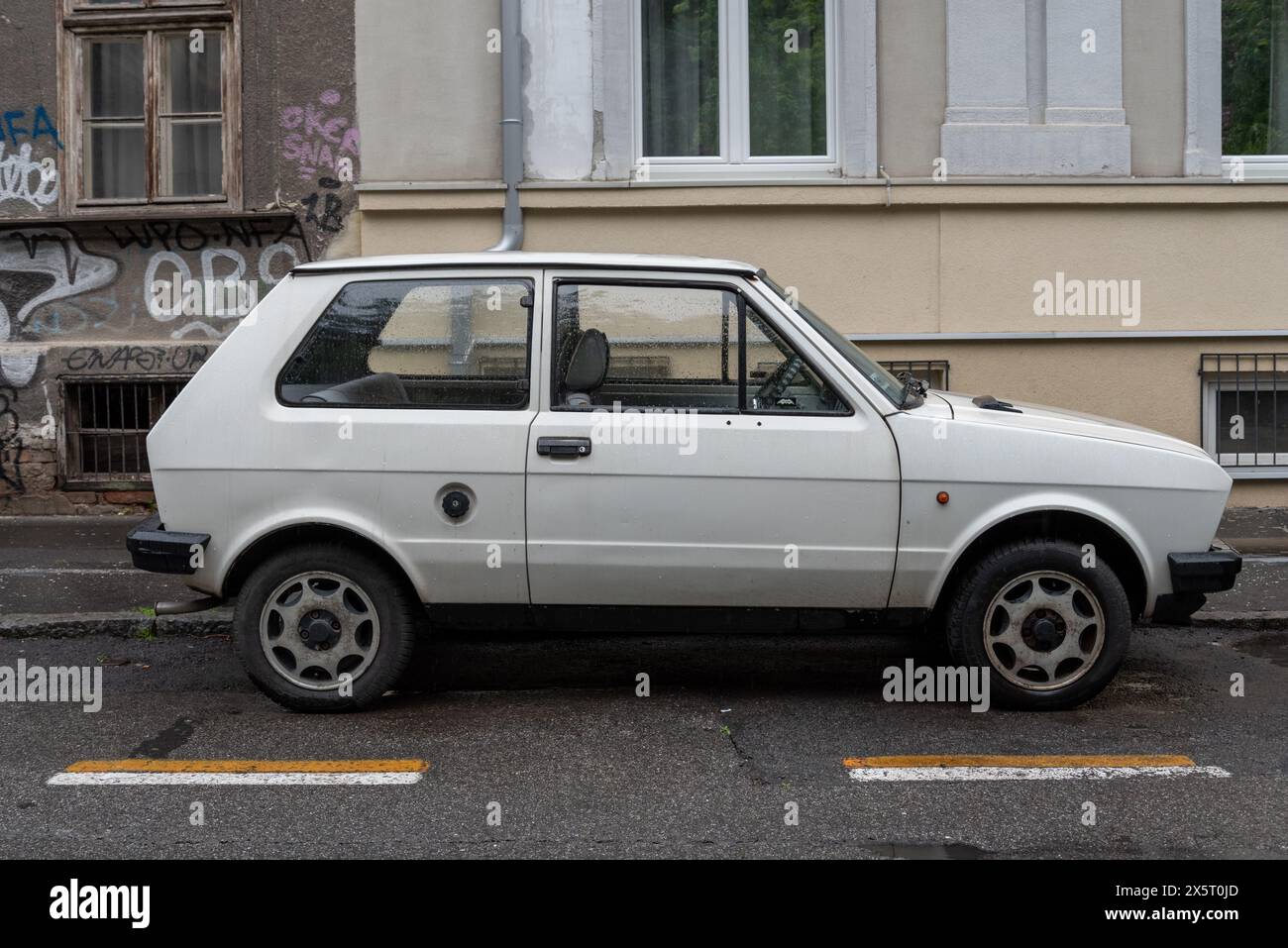Weißer klassischer Yugo-Wagen auf den Straßen von Belgrad, gebaut im ehemaligen Jugoslawien. Mai 2024. Stockfoto