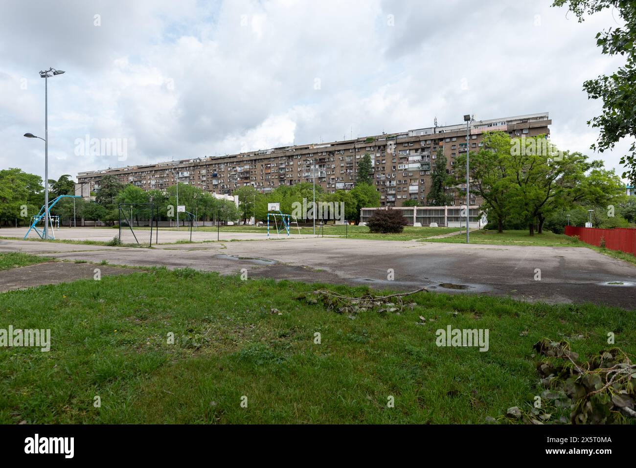 Brutalistische Architektur in Belgrad mit einem gemeinschaftlichen Erholungspark davor. Mai 2024. Stockfoto