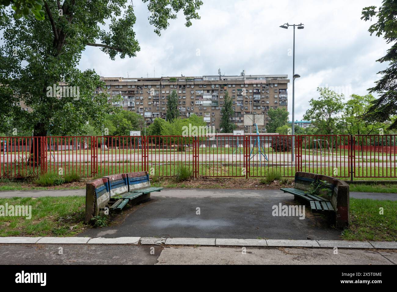 Brutalistische Architektur in Belgrad mit einem gemeinschaftlichen Erholungspark davor. Mai 2024. Stockfoto