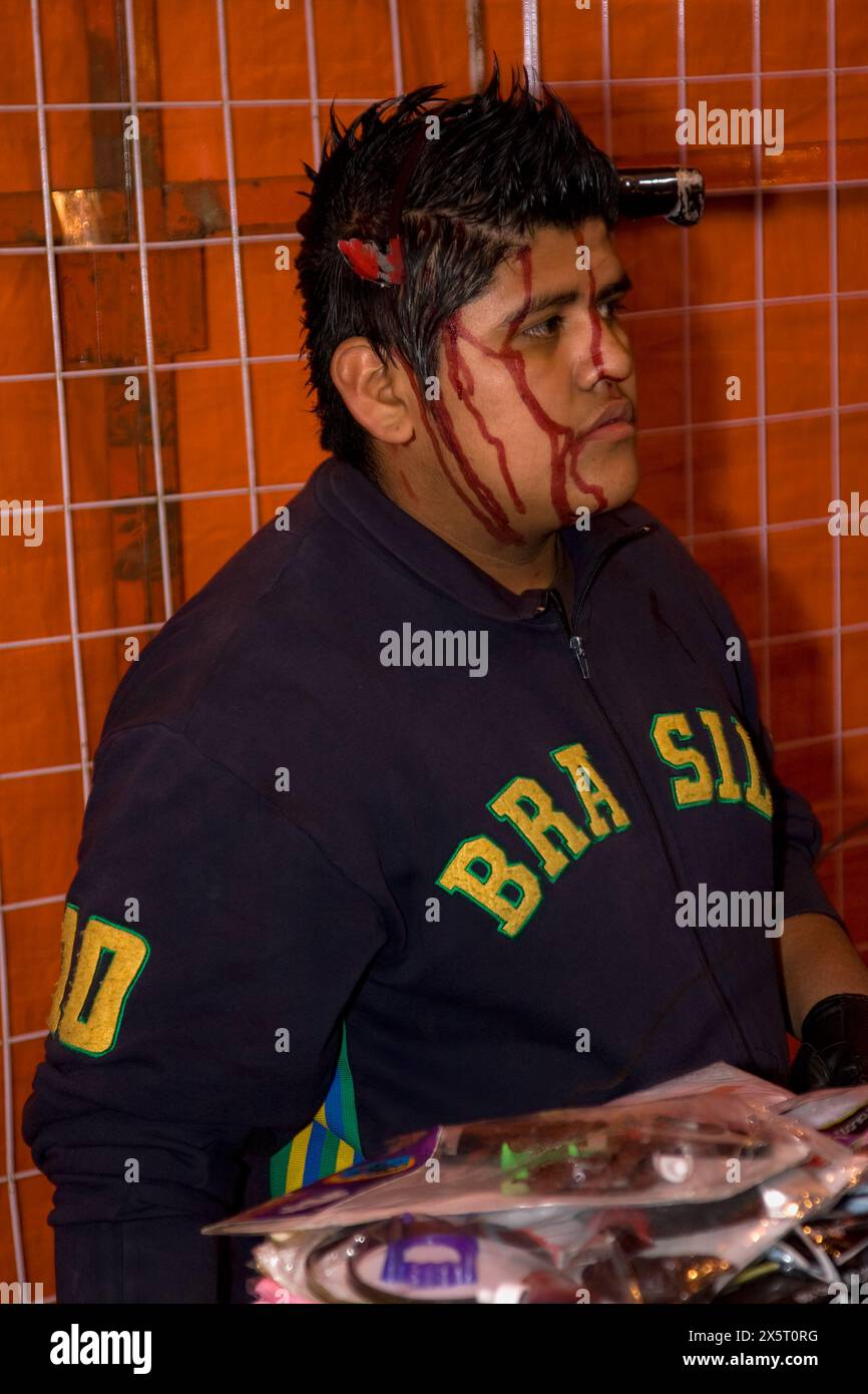 Oaxaca, Mexiko, Nordamerika. Feierlichkeiten zum Tag der Toten. Ein Amusement Stand Attendant vor dem Eingang zum San Miguel Friedhof verkleidet sich. Stockfoto