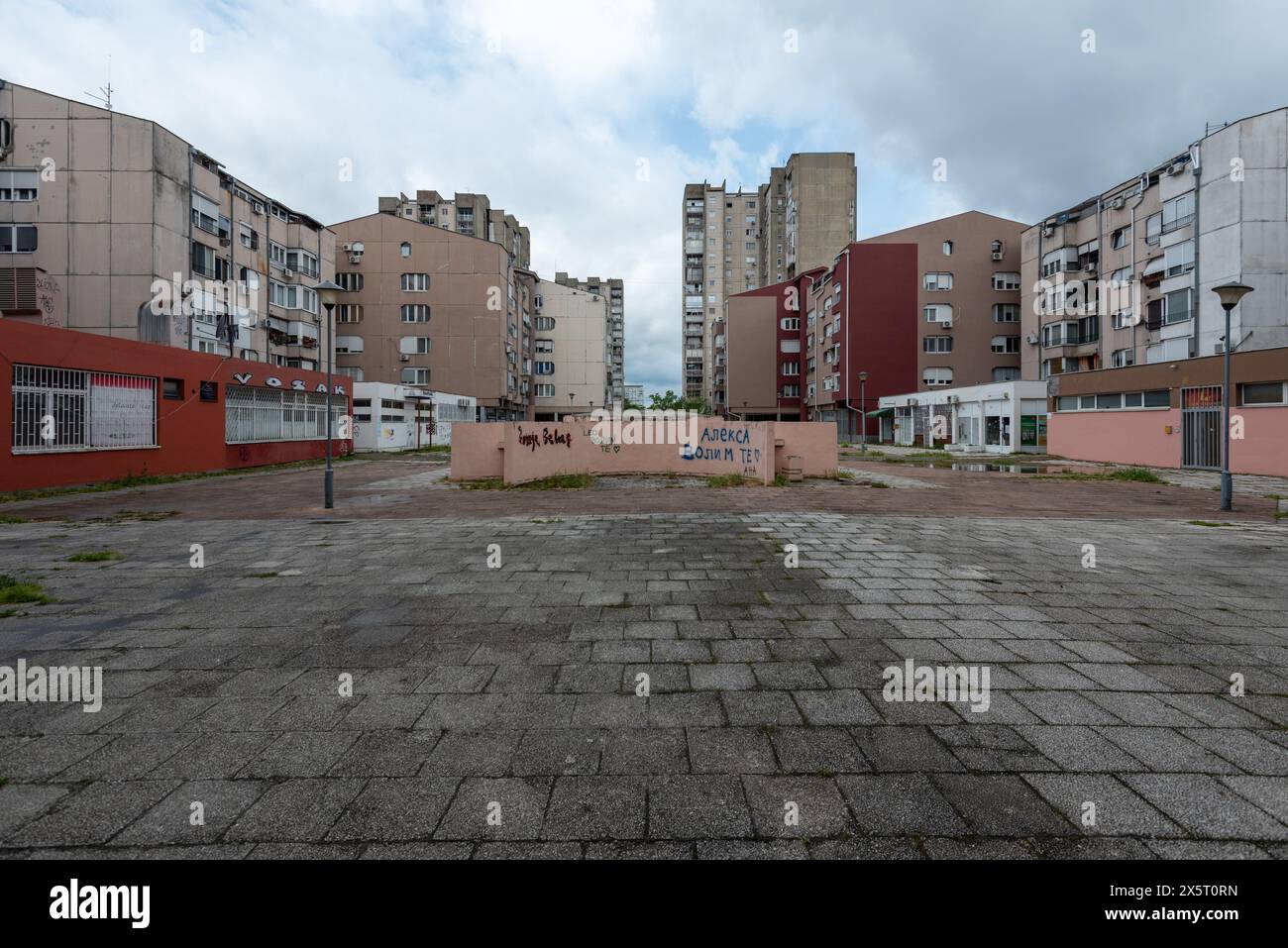 Alte, brutalistische Wohnarchitektur aus dem ehemaligen Jugoslawien, auf der westlichen Seite von Belgrad. Mai 2024. Stockfoto