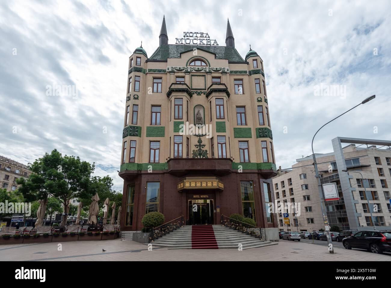 Vordereingang zum berühmten Hotel Moskau oder Moskva in Belgrad. Mai 2024. Stockfoto