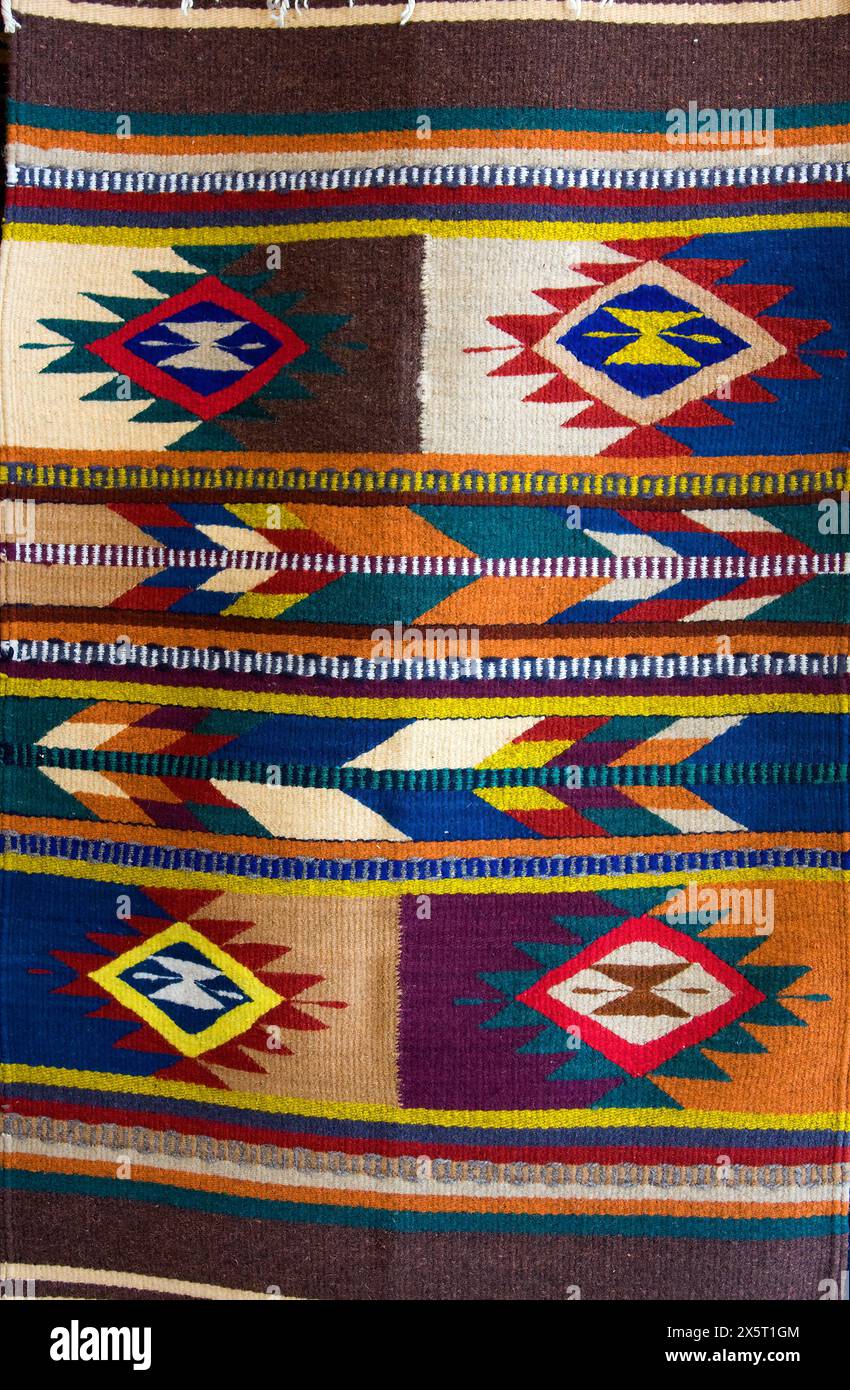Santa Ana del Valle, Oaxaca; Mexiko. Traditionelle geometrische Symbole auf einem handgewebten zapotekischen indischen Stoff, eine Wandbehang. Stockfoto