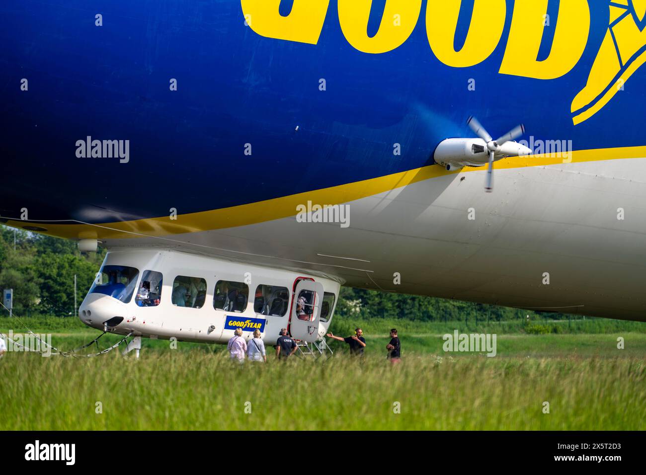 Der neu am Flughafen Essen/Mülheim stationierte Zeppelin NT führt Sightseeing-Flüge über das Rhein-Ruhr-Gebiet durch, landet, Passagiere einsteigen und d Stockfoto