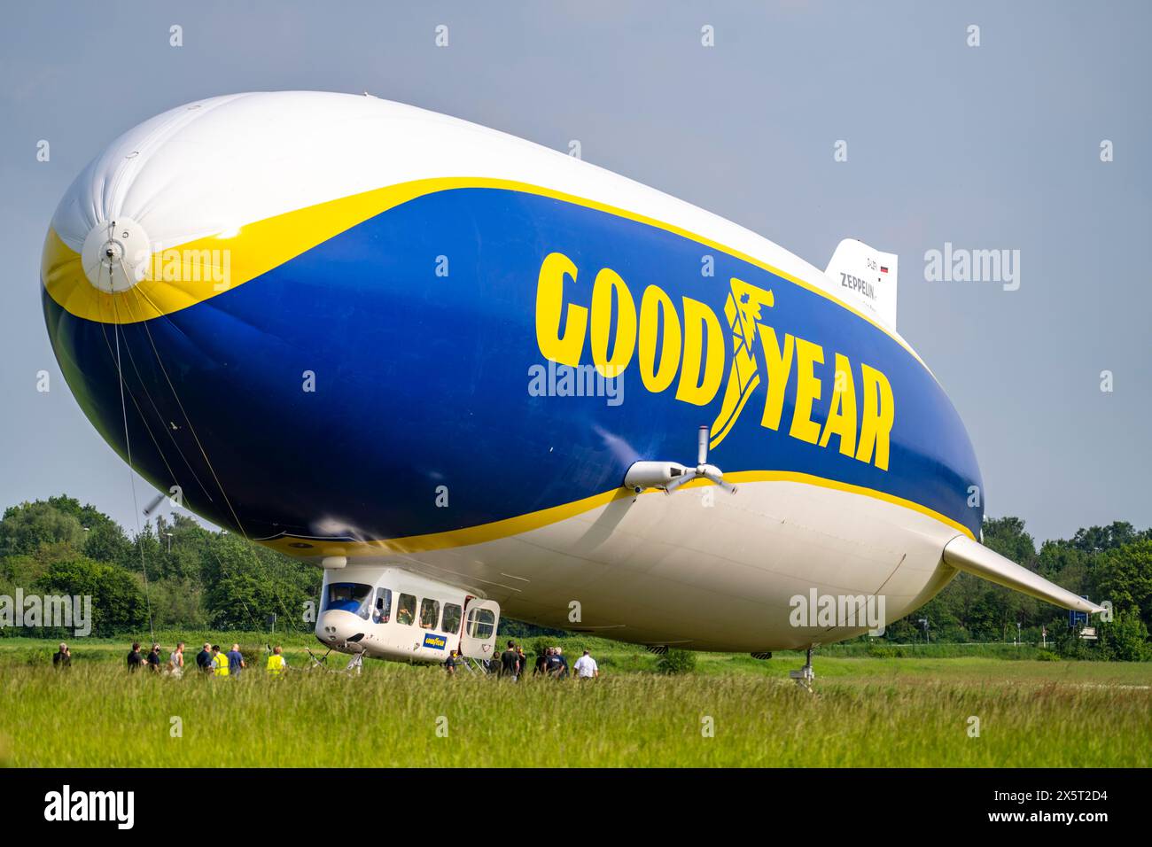 Der neu am Flughafen Essen/Mülheim stationierte Zeppelin NT führt Sightseeing-Flüge über das Rhein-Ruhr-Gebiet durch, landet, Passagiere einsteigen und d Stockfoto