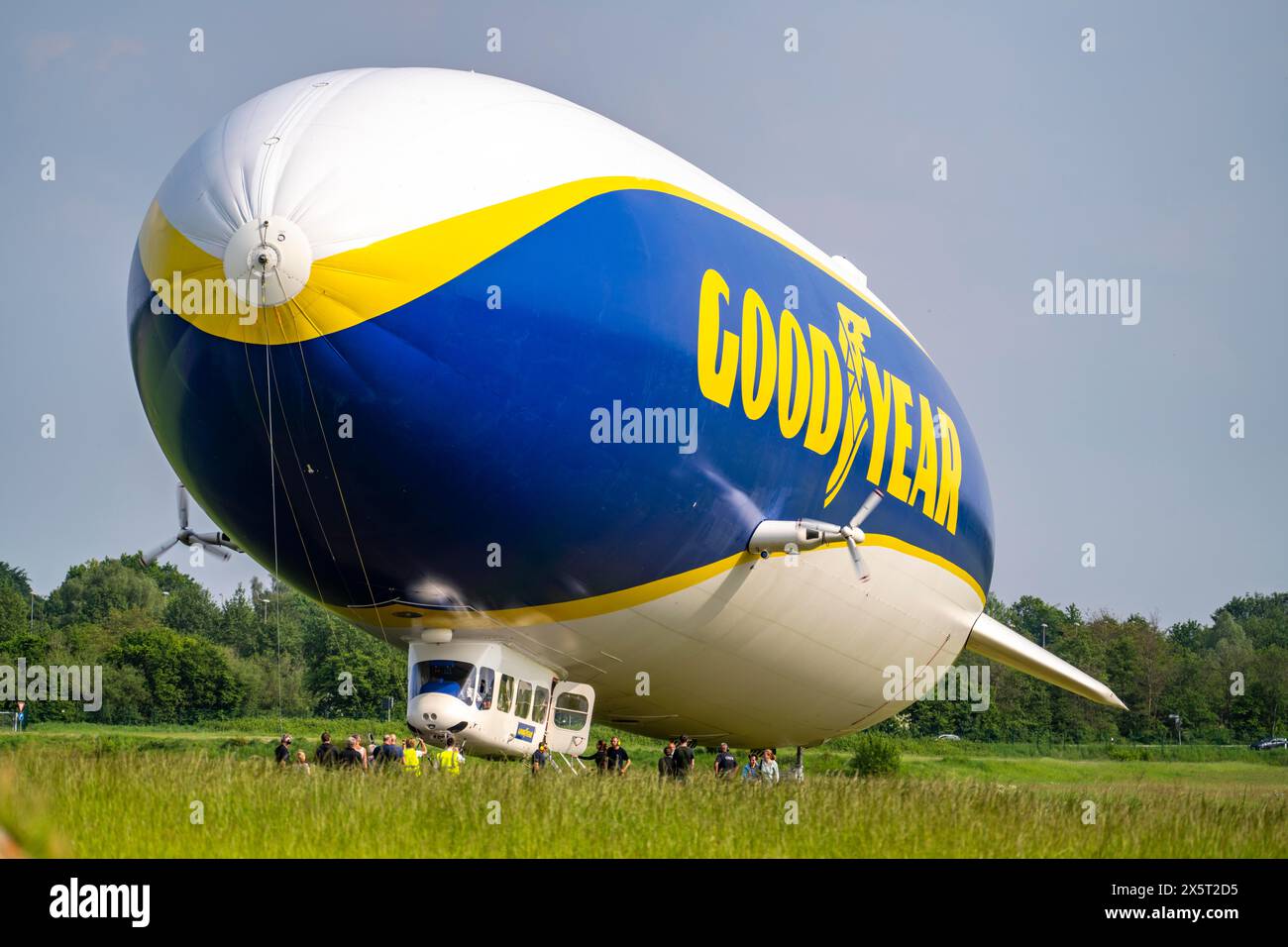 Der neu am Flughafen Essen/Mülheim stationierte Zeppelin NT führt Sightseeing-Flüge über das Rhein-Ruhr-Gebiet durch, landet, Passagiere einsteigen und d Stockfoto