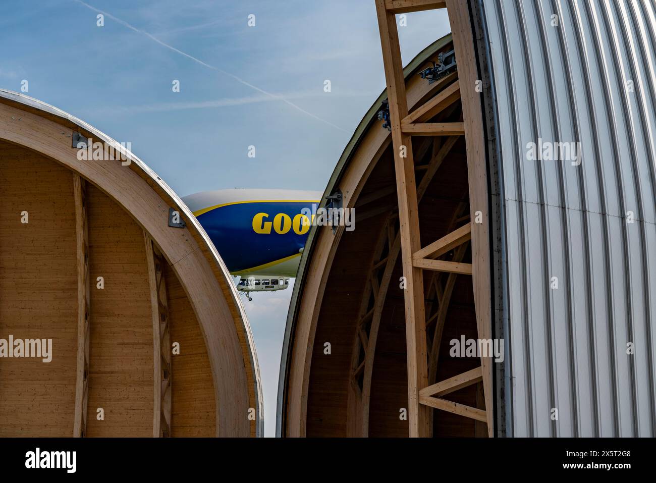 Der neu am Flughafen Essen/Mülheim stationierte Zeppelin NT führt Sightseeing-Flüge über das Rhein-Ruhr-Gebiet, Landeanflug, Luftschiffshangar, Stockfoto