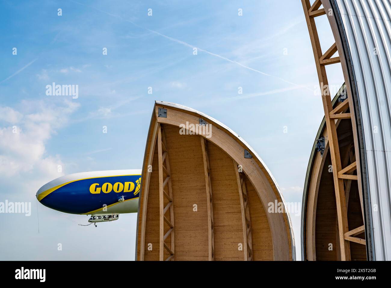 Der neu am Flughafen Essen/Mülheim stationierte Zeppelin NT führt Sightseeing-Flüge über das Rhein-Ruhr-Gebiet, Landeanflug, Luftschiffshangar, Stockfoto