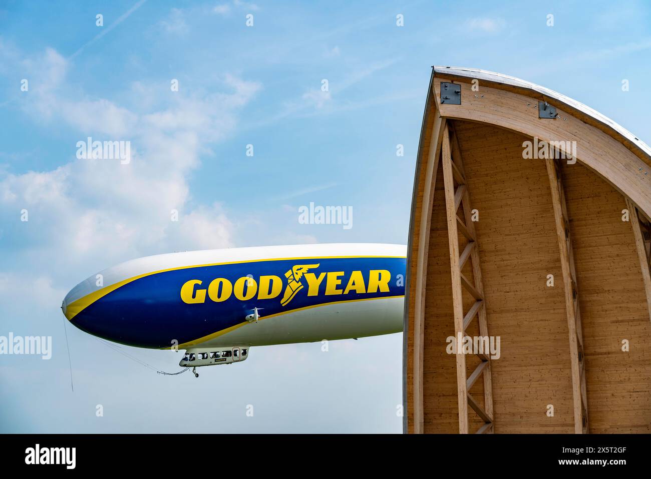 Der neu am Flughafen Essen/Mülheim stationierte Zeppelin NT führt Sightseeing-Flüge über das Rhein-Ruhr-Gebiet, Landeanflug, Luftschiffshangar, Stockfoto