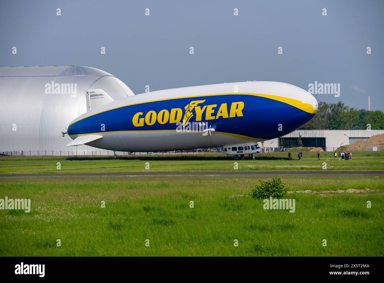 Der neu am Flughafen Essen/Mülheim stationierte Zeppelin NT führt ab dem Luftschiffshangar von Sightseeing-Flüge über das Rhein-Ruhr-Gebiet durch Stockfoto