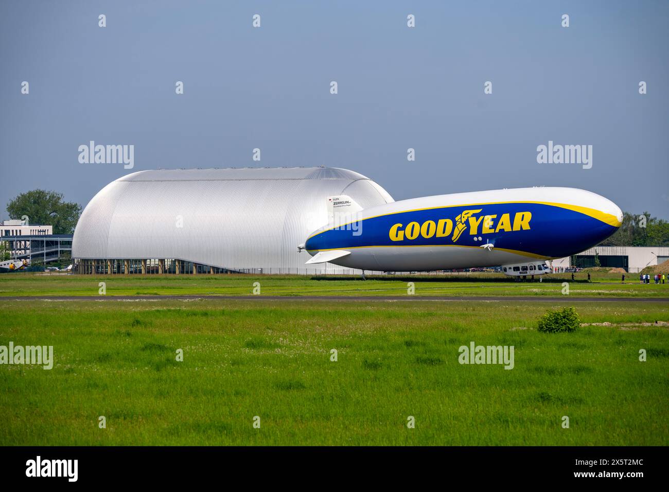 Der neu am Flughafen Essen/Mülheim stationierte Zeppelin NT führt ab dem Luftschiffshangar von Sightseeing-Flüge über das Rhein-Ruhr-Gebiet durch Stockfoto