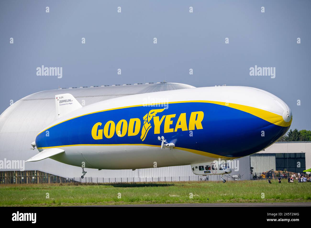 Der neu am Flughafen Essen/Mülheim stationierte Zeppelin NT führt ab dem Luftschiffshangar von Sightseeing-Flüge über das Rhein-Ruhr-Gebiet durch Stockfoto