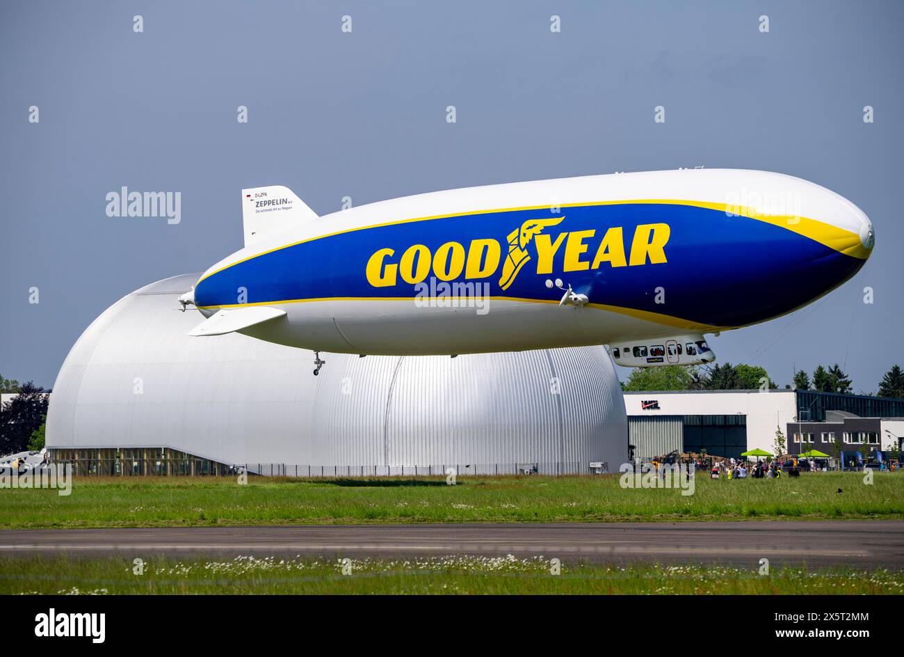 Der neu am Flughafen Essen/Mülheim stationierte Zeppelin NT führt ab dem Luftschiffshangar von Sightseeing-Flüge über das Rhein-Ruhr-Gebiet durch Stockfoto