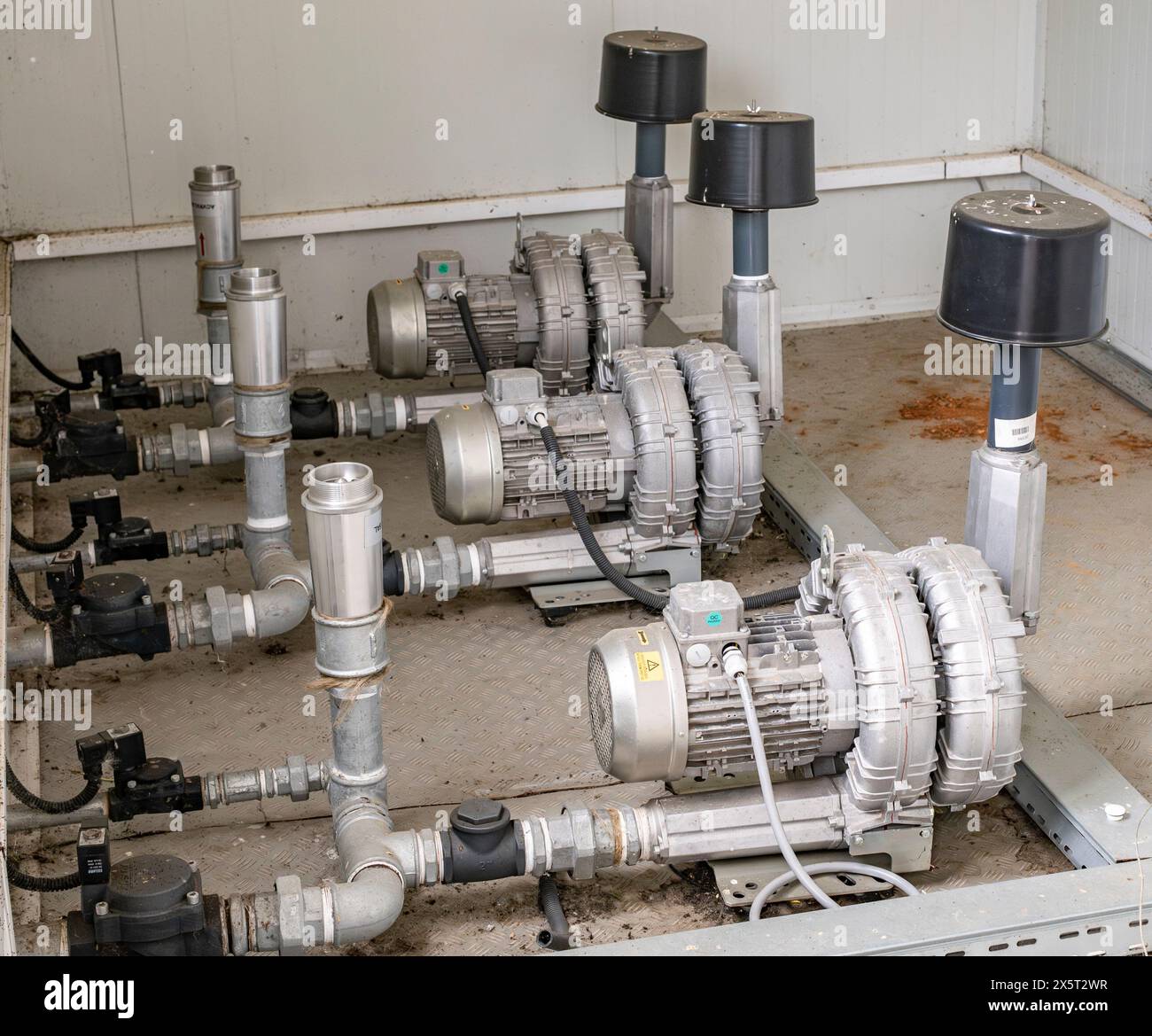 Installation von Wasserpumpen für eine Wasseraufbereitungs- und -Aufbereitungsstation Stockfoto