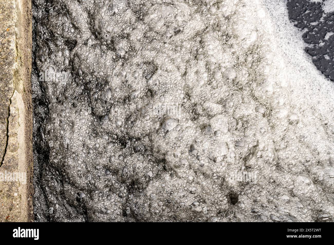 Verunreinigtes, verunreinigtes Wasser aus der Abwasseranlage im Reinigungsprozess Stockfoto