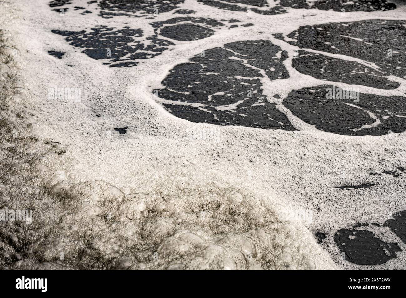 Verunreinigtes, verunreinigtes Wasser aus der Abwasseranlage im Reinigungsprozess Stockfoto