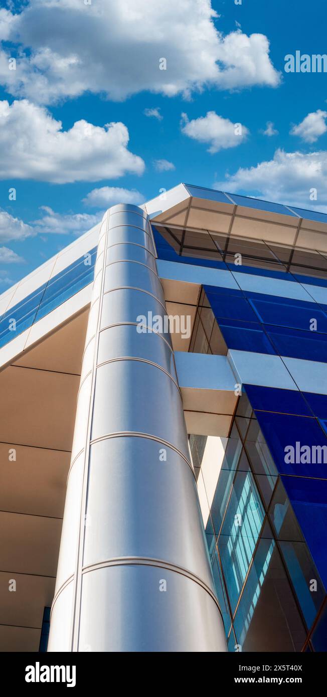 Bürogebäude, allgemein, Teilansicht der Säule, blaue Fenster und heller Himmel mit Kumuluswolken Stockfoto