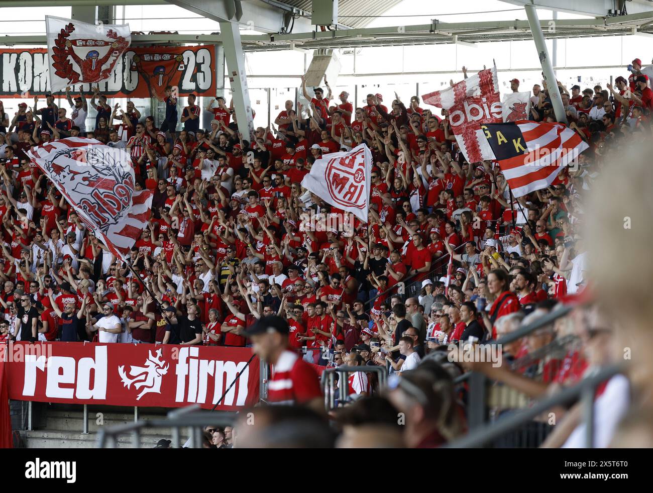 ABD0033 20240511 - GRAZ - ÖSTERREICH: Fans des GAK während der Admiral zweite Liga-Begegnung/27. Runde zwischen GAK und SV Horn am Samstag 11. Mai 2024, in der Merkur Arena in Graz. - Foto: APA/ERWIN SCHERIAU - 20240511 PD2506 Credit: APA-PictureDesk/Alamy Live News Stockfoto