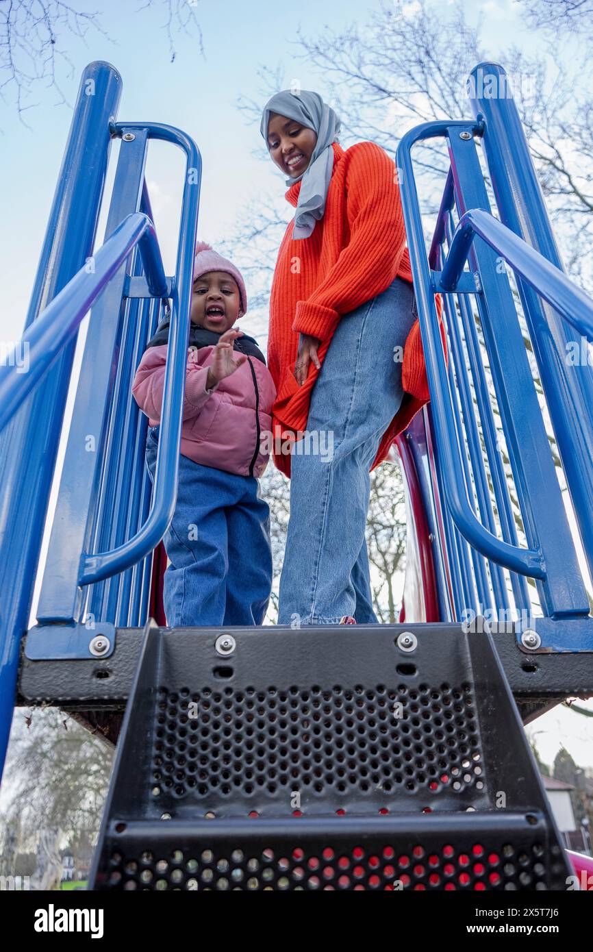 Mutter und Tochter (2-3) auf dem Spielplatz Stockfoto