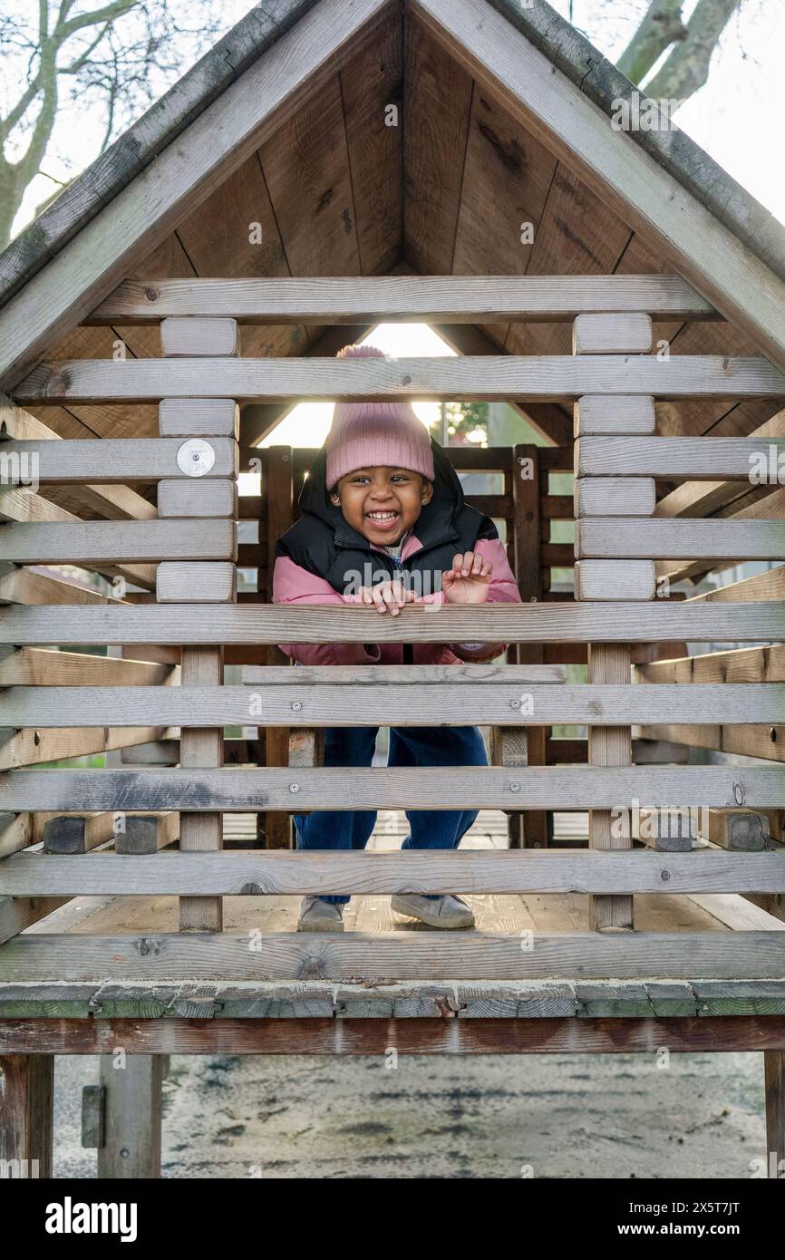 Lächelndes Mädchen (2-3) auf dem Spielplatz Stockfoto