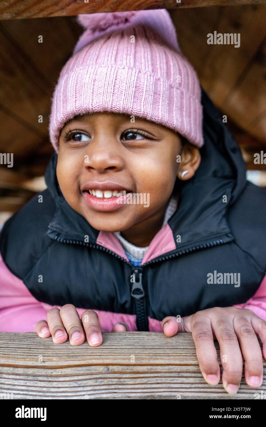 Porträt des lächelnden Mädchens (2-3) auf dem Spielplatz Stockfoto