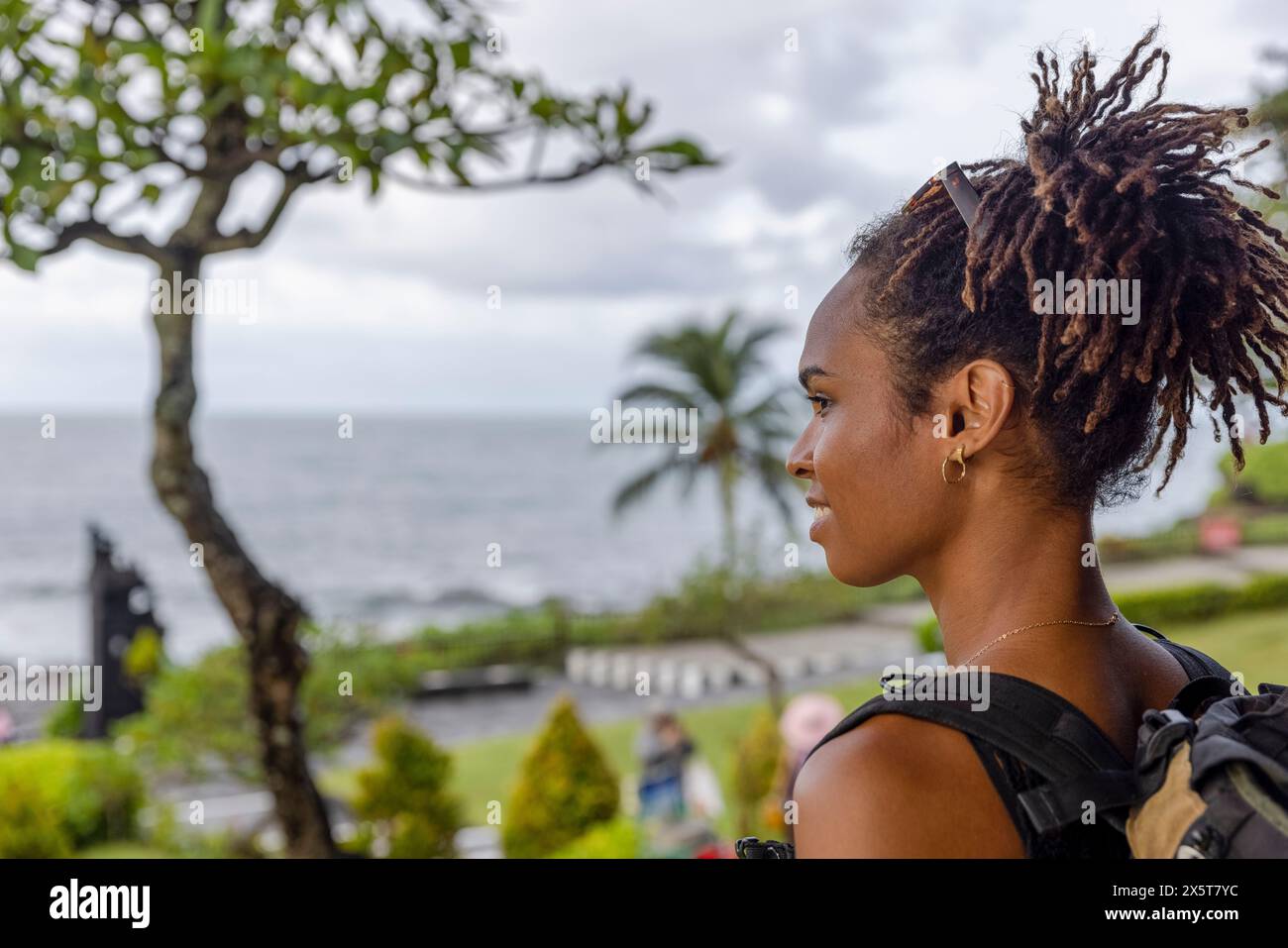 Bali, Indonesien, Seitenansicht von weiblichen Touristen mit Blick auf das Meer Stockfoto