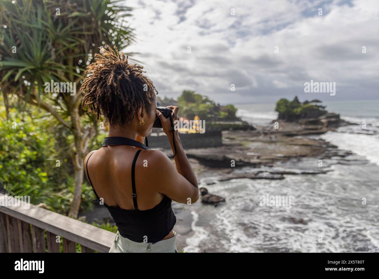 Indonesien, Bali, weibliche Touristen fotografieren Meer vom Beobachtungspunkt Stockfoto