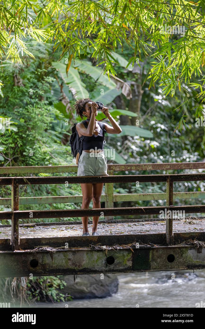 Indonesien, Bali, weibliche Touristen fotografieren Blick von der Fußgängerbrücke Stockfoto