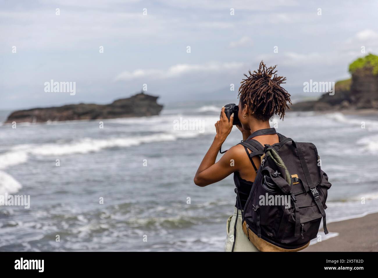 Indonesien, Bali, weibliche Touristen fotografieren Meerblick Stockfoto