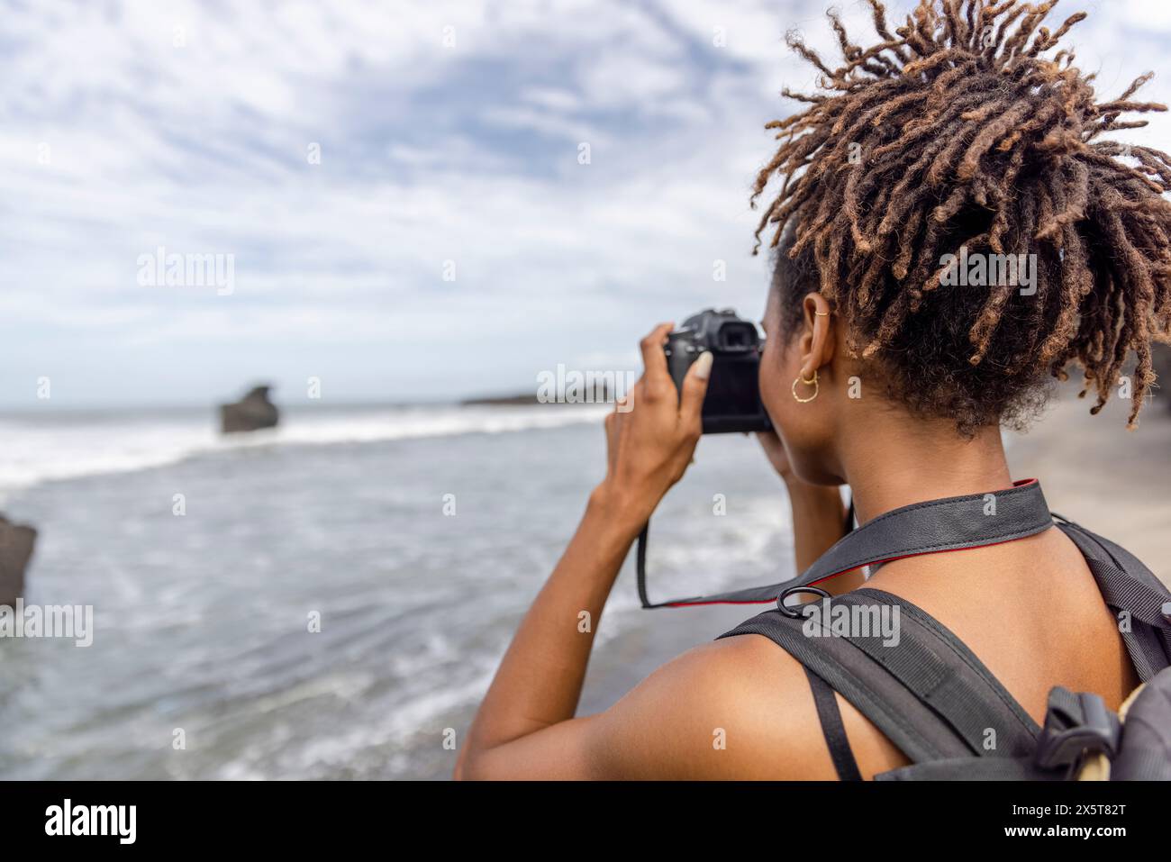 Indonesien, Bali, weibliche Touristen fotografieren Meerblick Stockfoto