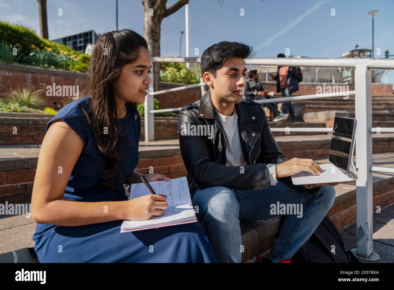 Junge Studenten, die auf dem Campus studieren Stockfoto