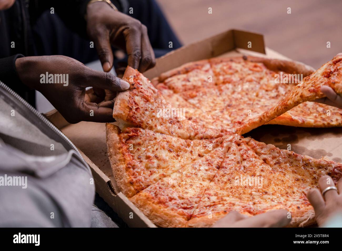 Gruppe von Freunden Pizza essen Stockfoto