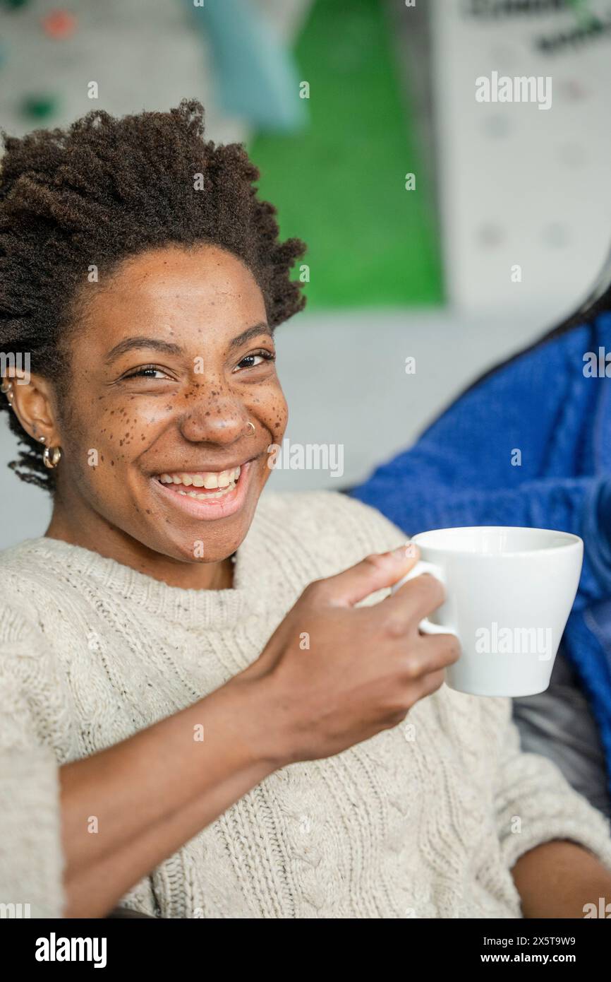 Porträt der jungen Frau mit Kaffeetasse Stockfoto