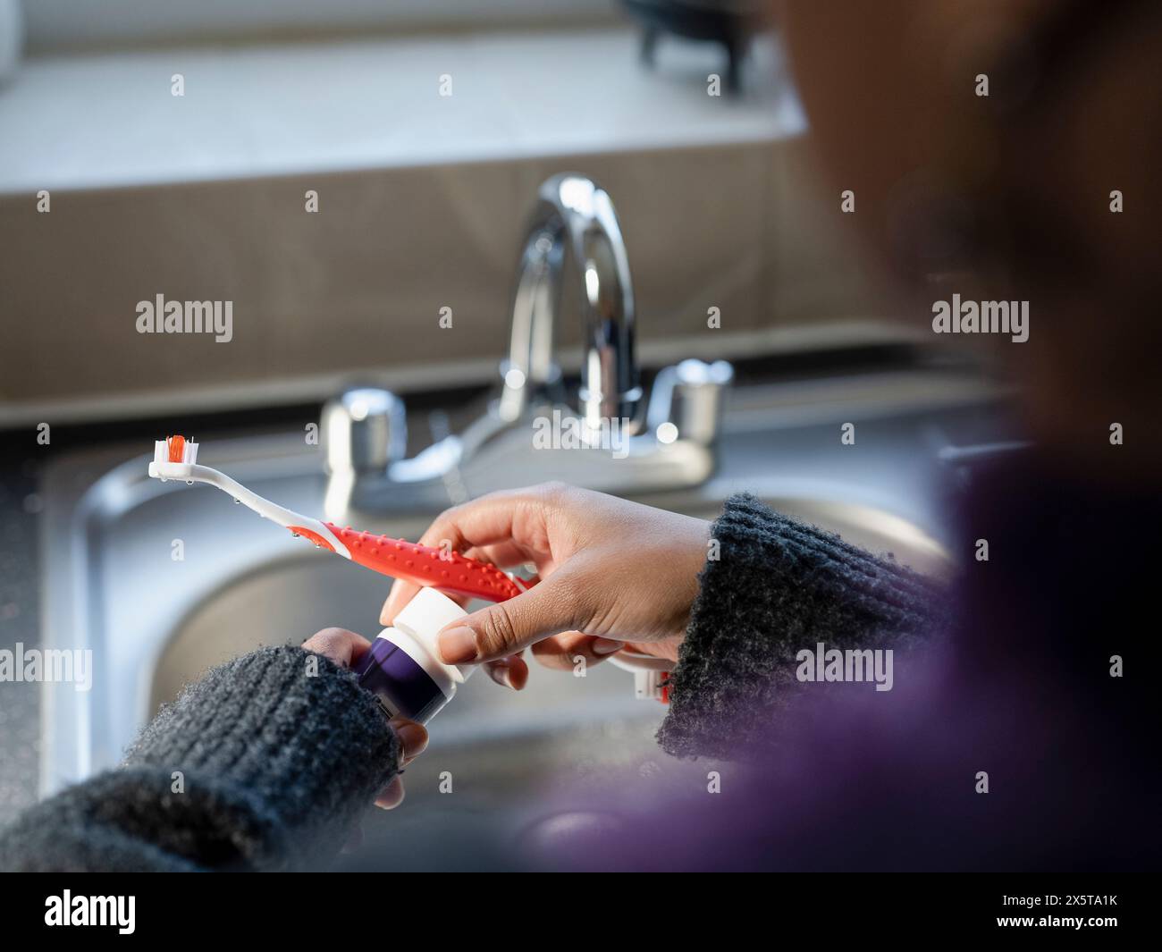 Frau, die Haustierzahnpasta auf die Bürste aufträgt Stockfoto