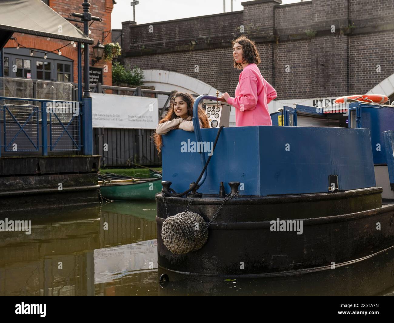 Zwei Freundinnen am Heck des Bootes Stockfoto