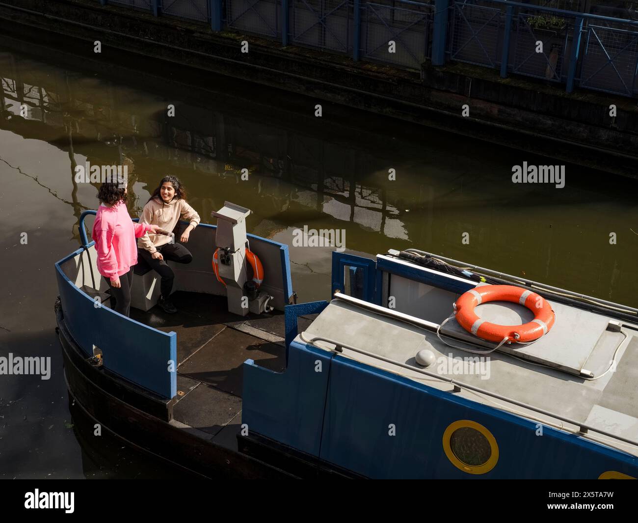 Hochwinkelansicht von Frauen auf dem Boot im Kanal Stockfoto