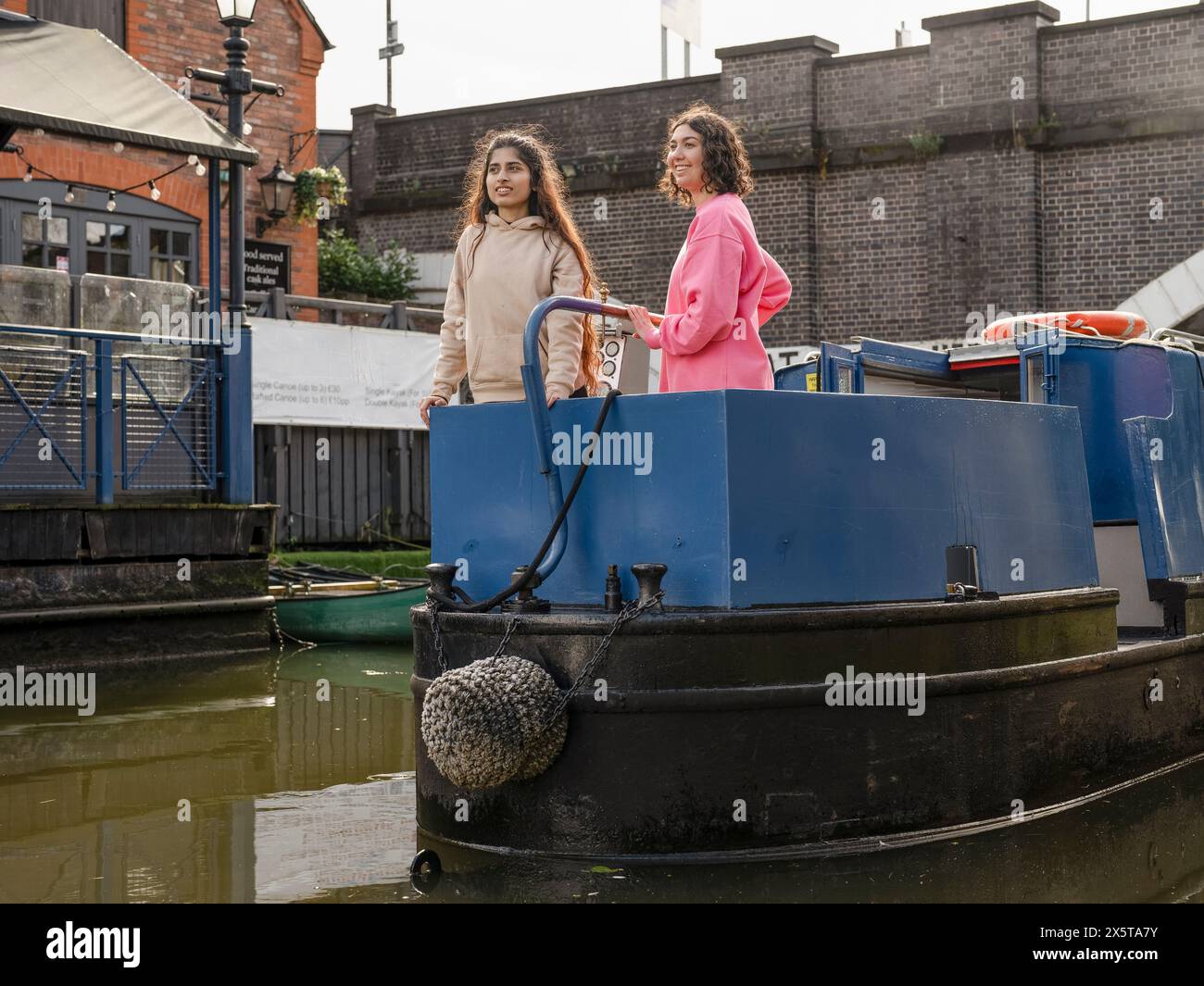 Zwei Freundinnen am Heck des Bootes Stockfoto