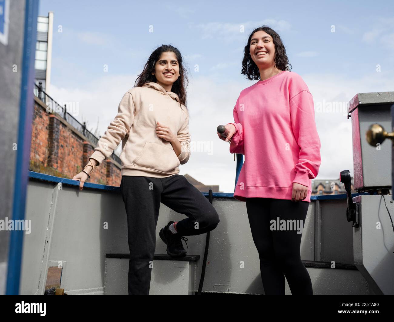 Zwei Freundinnen am Heck des Bootes Stockfoto