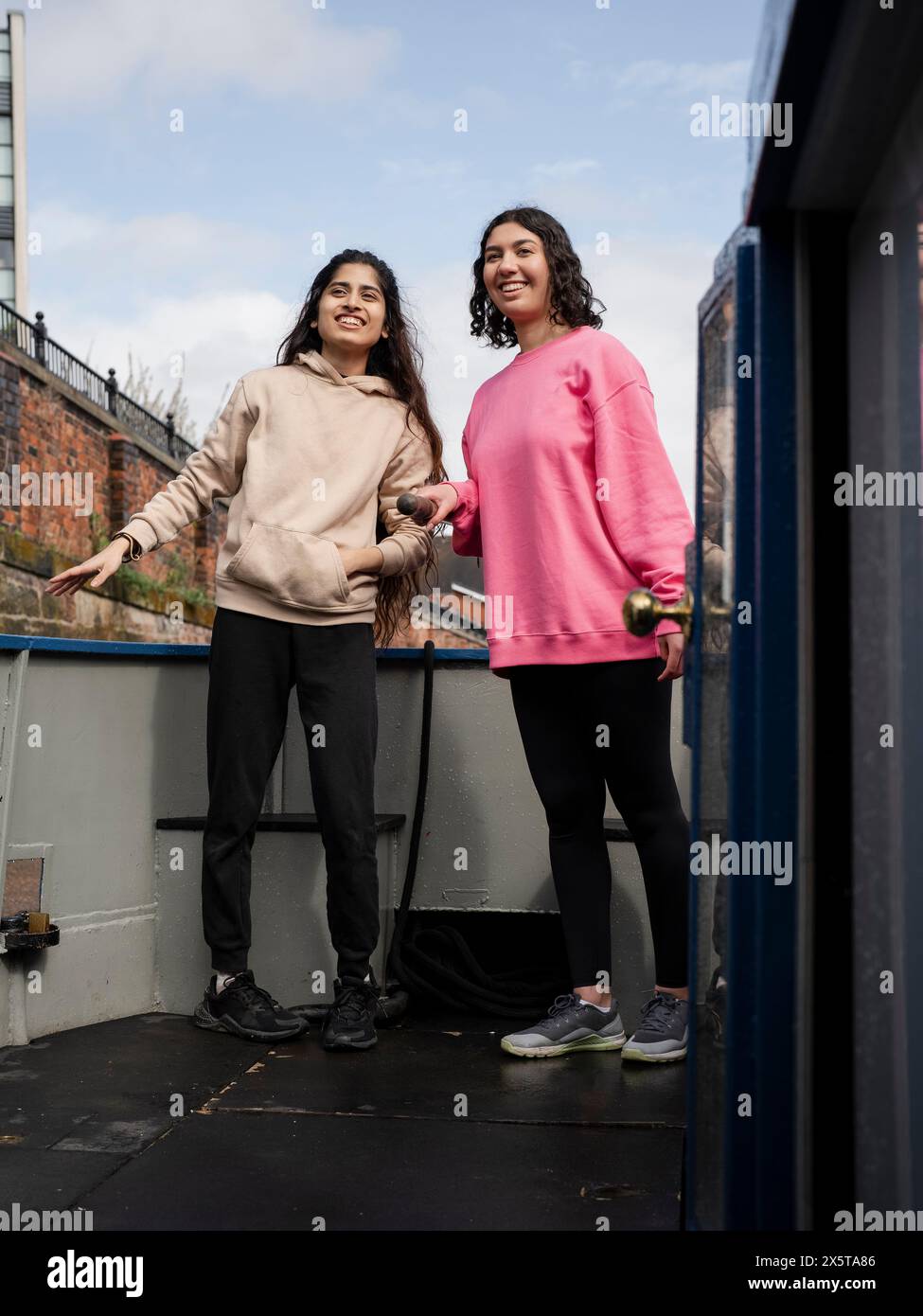 Zwei Frauen stehen auf dem Boot Stockfoto