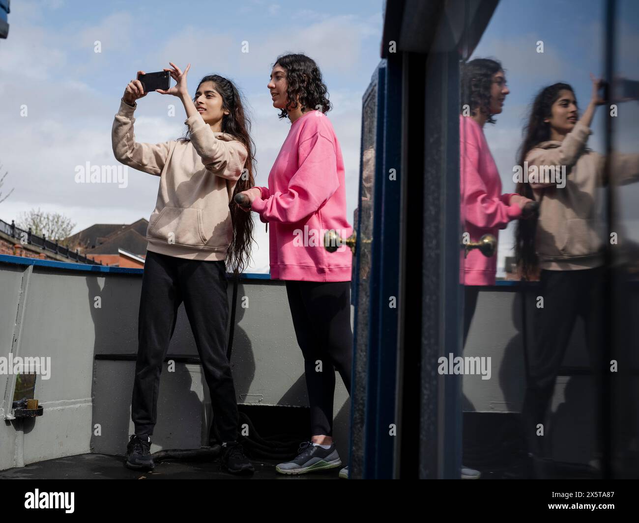 Frauen, die auf dem Boot fotografieren Stockfoto